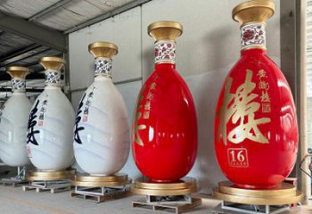 洋酒瓶雕塑預(yù)定，小區(qū)擺件，玻璃鋼洋酒瓶雕塑廠家