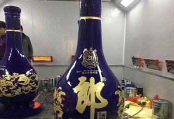 洋酒瓶雕塑專供，彩繪工藝，玻璃鋼洋酒瓶雕塑標(biāo)準(zhǔn)廠家