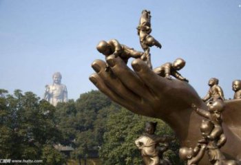 小孩雕塑精選，彩鋼制作，戶外手托小孩雕塑廠家