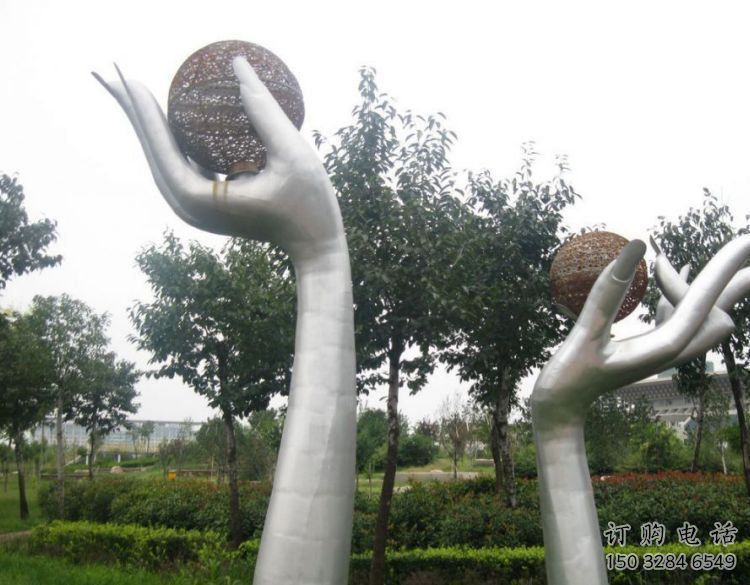 雙手雕塑精選，陸地?cái)[件，各類不銹鋼雙手雕塑廠家
