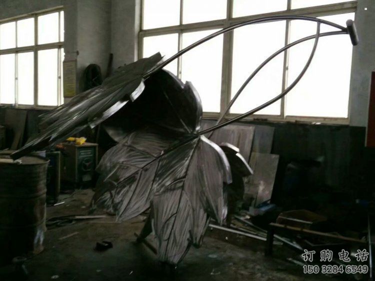 楓葉雕塑服務(wù)商，噴泉雕塑，不銹鋼楓葉雕塑訂做廠家