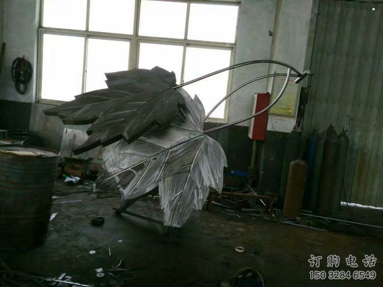 楓葉雕塑承接，景區(qū)案例，不銹鋼楓葉雕塑定制廠家