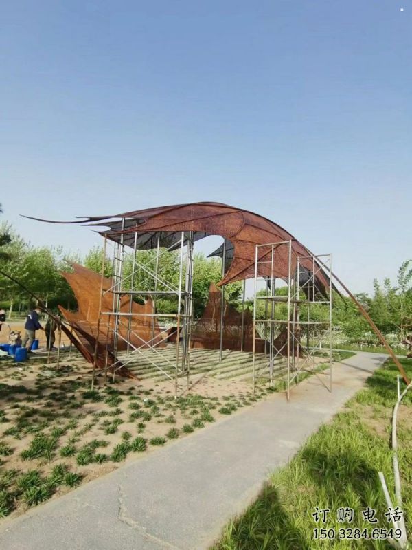 鏤空楓葉雕塑廠家，廣場系列，鐵藝楓葉雕塑生產(chǎn)廠家
