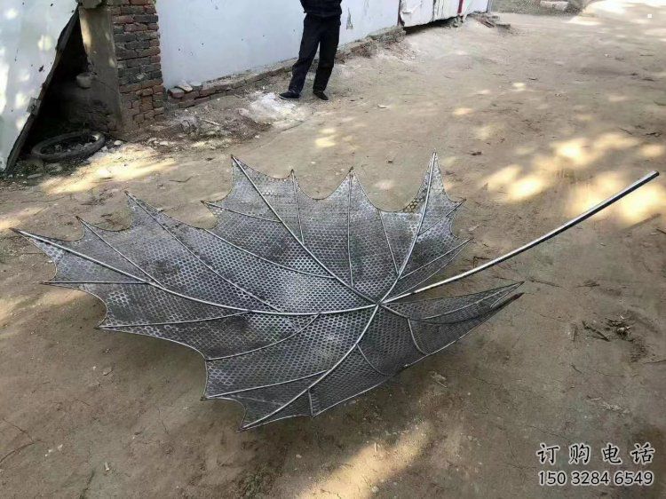 鏤空楓葉雕塑供需，彩鋼制作，大型鐵藝楓葉雕塑公司