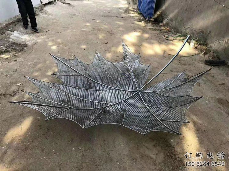 鏤空楓葉雕塑選用，小區(qū)擺件，大型鐵藝楓葉雕塑公司