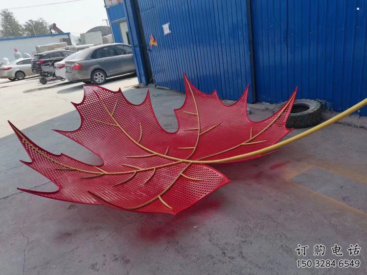 鏤空楓葉雕塑制造，白鋼構(gòu)件，鐵藝楓葉雕塑廠家提供