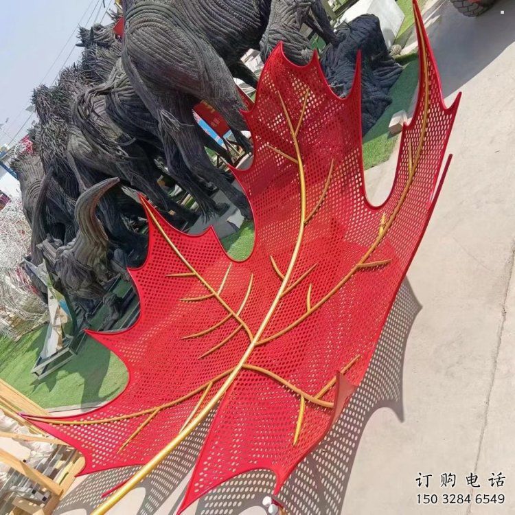 鏤空楓葉雕塑制造，街景小品，鐵藝楓葉雕塑廠家優(yōu)價(jià)