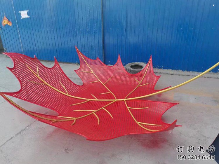 鏤空楓葉雕塑制造，歐式風(fēng)格，鐵藝楓葉雕塑定制廠家
