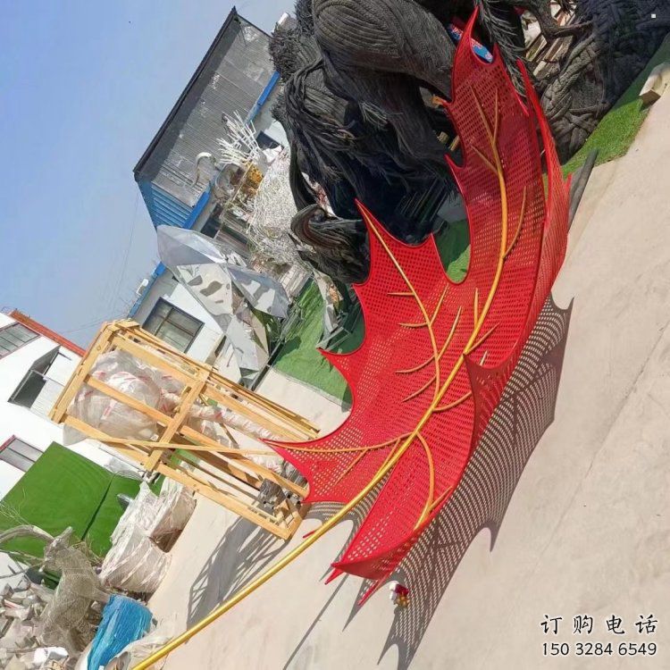制造鏤空楓葉雕塑，地標擺件，烤漆鐵藝楓葉雕塑廠家