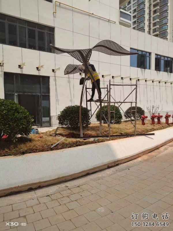 金屬樹葉雕塑廠家，街頭藝術(shù)，彩繪仿真樹葉雕塑制造商