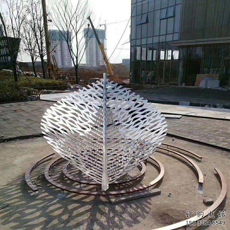 鏤空樹葉雕塑選用，陸地擺件，鐵藝樹葉雕塑加工廠家