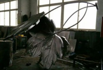 楓葉雕塑服務(wù)商，噴泉雕塑，不銹鋼楓葉雕塑訂做廠家