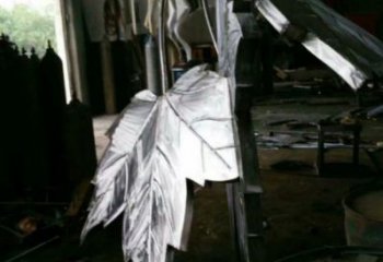 楓葉雕塑供應(yīng)，花園小品，不銹鋼仿真楓葉雕塑廠家