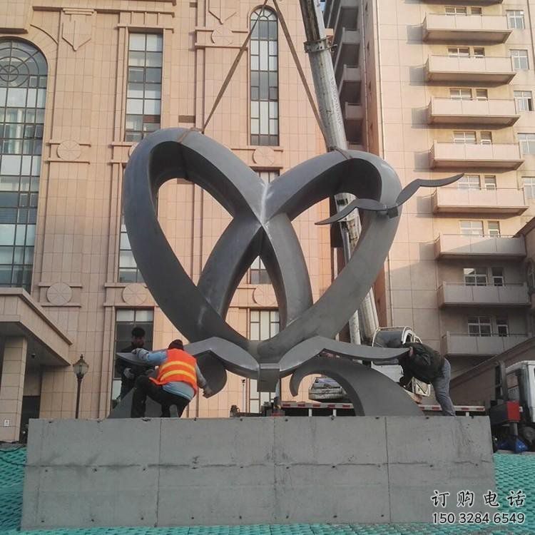 景觀心形雕塑選定，美陳雕塑，現(xiàn)代鏡面心形雕塑優(yōu)選