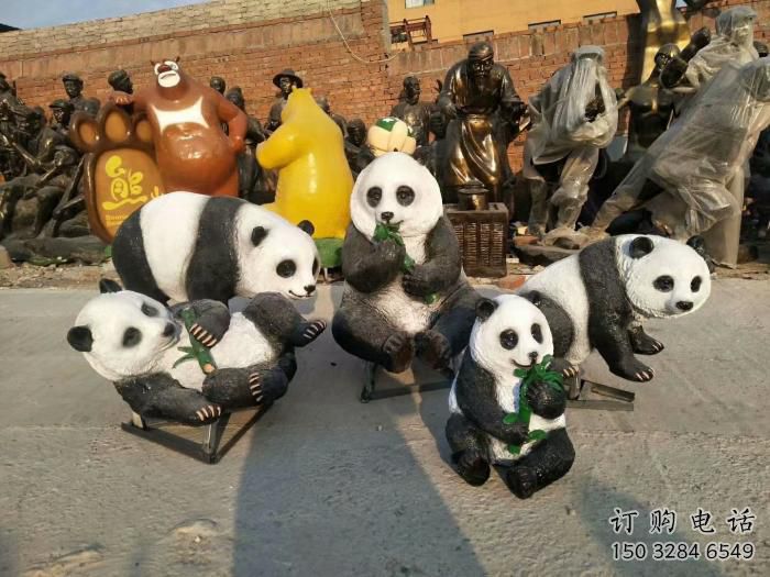 景觀熊貓雕塑選定，美陳雕塑，現(xiàn)代藝術(shù)彩繪熊貓雕塑廠家