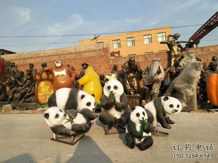 金屬熊貓雕塑制作，陸地擺件，仿真熊貓雕塑制造商