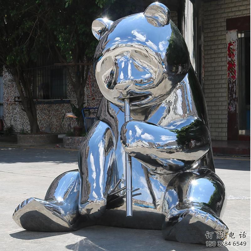 鏡面熊貓雕塑供應(yīng)，花園小品，不銹鋼熊貓雕塑展品