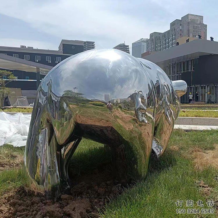 熊貓雕塑供需，景區(qū)雕塑，鏡面不銹鋼熊貓雕塑定價