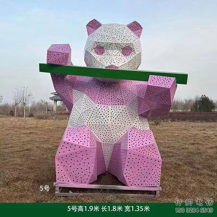 現(xiàn)代熊貓雕塑定制，中式工藝，切面鏤空熊貓雕塑廠家