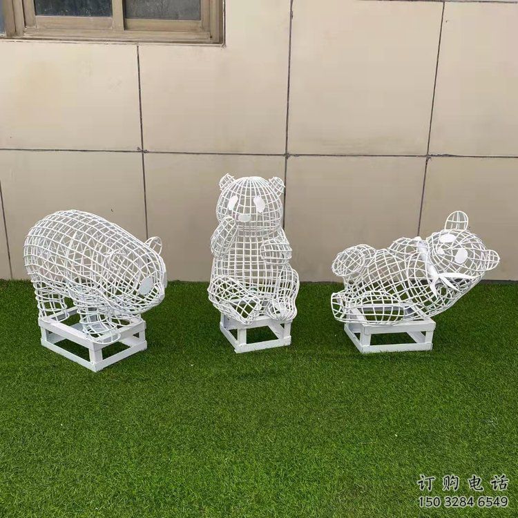 廣場熊貓雕塑優(yōu)價，鋼管組合，鏤空熊貓雕塑廠家