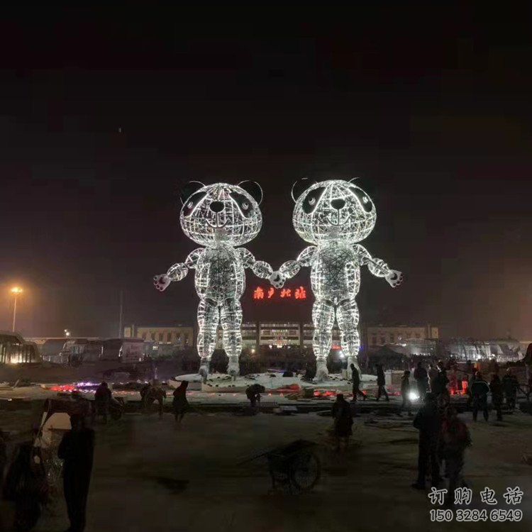 金屬熊貓雕塑制造，景觀雕塑，鏤空熊貓雕塑制作廠家