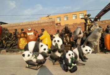 金屬熊貓雕塑制作，陸地擺件，仿真熊貓雕塑制造商
