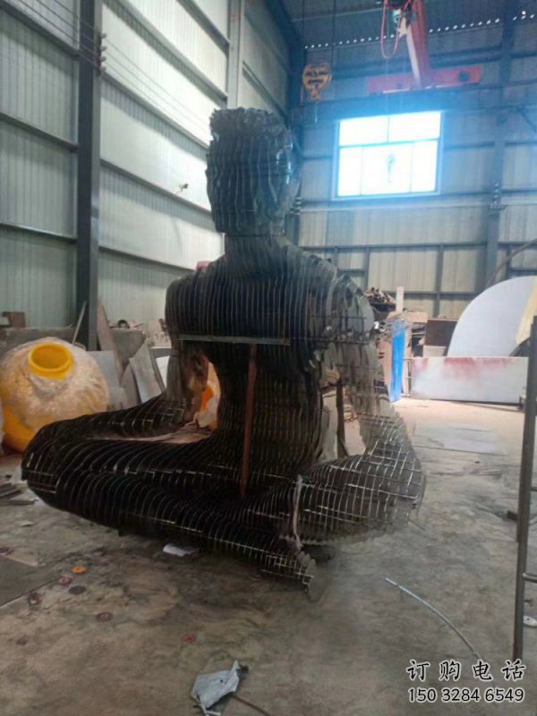 現(xiàn)代鏤空人物雕塑優(yōu)選，圓雕體系，鐵藝坐式人物雕塑選定