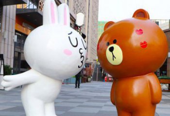 雞西步行街布朗熊雕塑，玻璃鋼動物雕塑，卡通方式