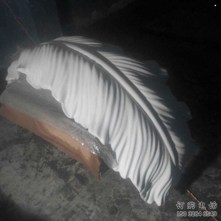 尖草坪羽毛雕塑供應(yīng)，花園小品，酒店玻璃鋼羽毛雕塑展品