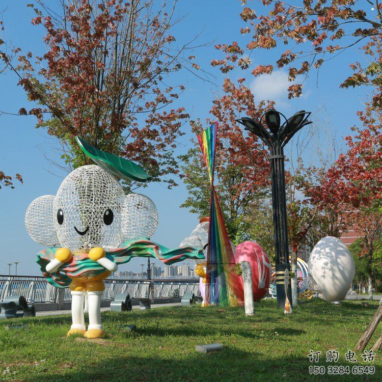 嘉興戶外鏤空卡通雕塑供應(yīng)，花園小品，鐵藝卡通雕塑展品