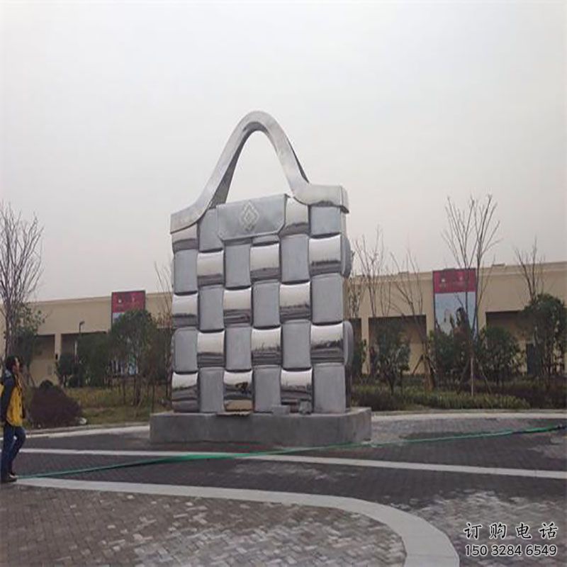 黔江景觀背包雕塑優(yōu)選，陸地擺件，園林不銹鋼背包雕塑供應(yīng)